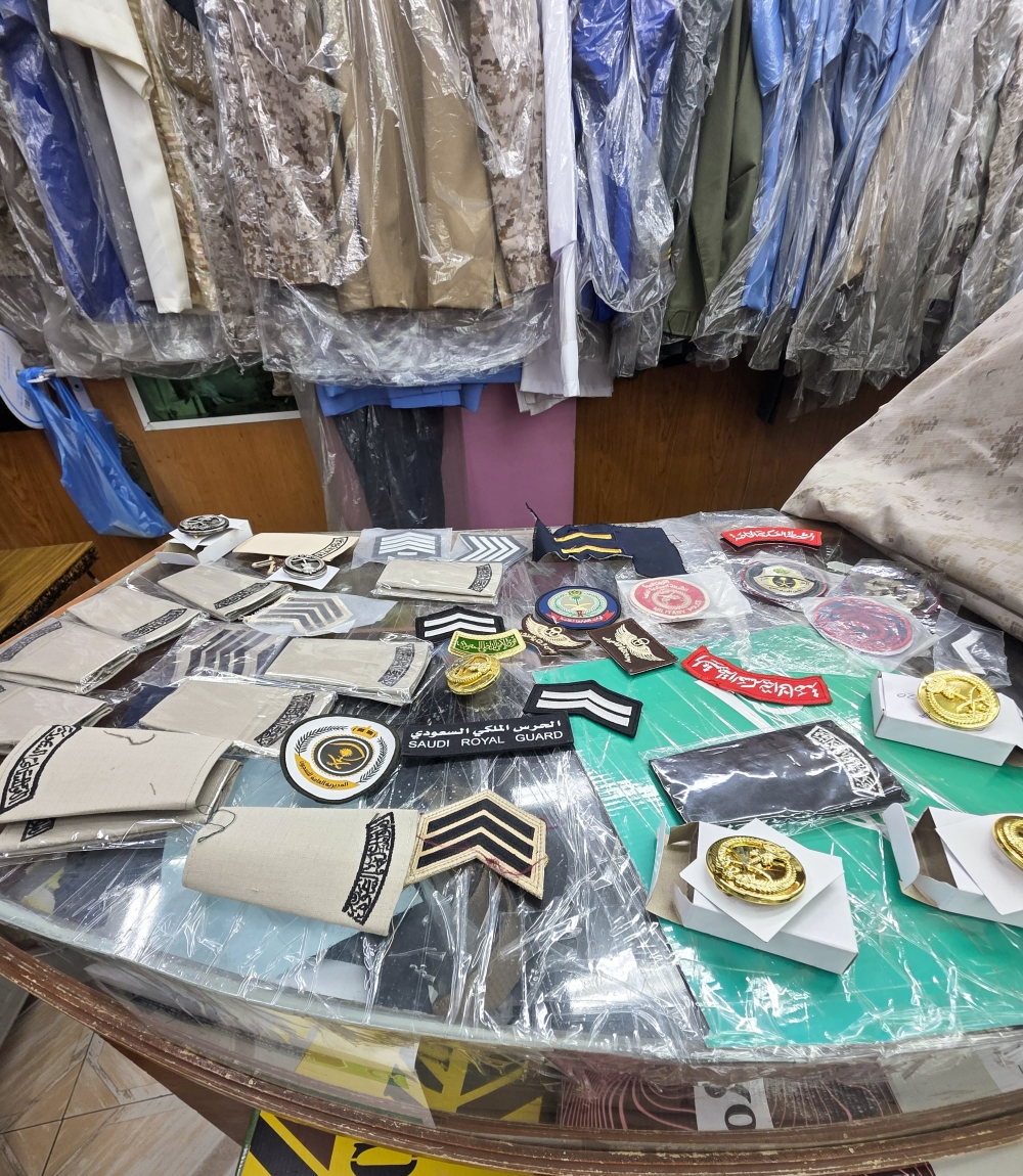 حملة-بالرياض-تغلق-5-منشآت-وتصادر-رتبًا-وشعارات-عسكرية-مخالفة