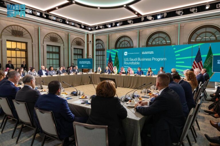 وزير-الصناعة-يرأس-اجتماع-الطاولة-المستديرة-مع-كبرى-الشركات-الأمريكية-بواشنطن