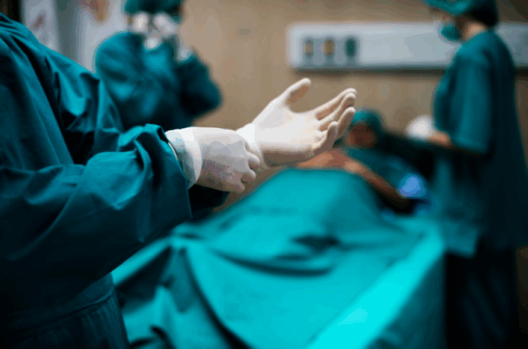 عاجل:-حظر-اشتراط-الموافقة-المسبقة-لعلاج-الحالات-الطارئة-في-المستشفيات