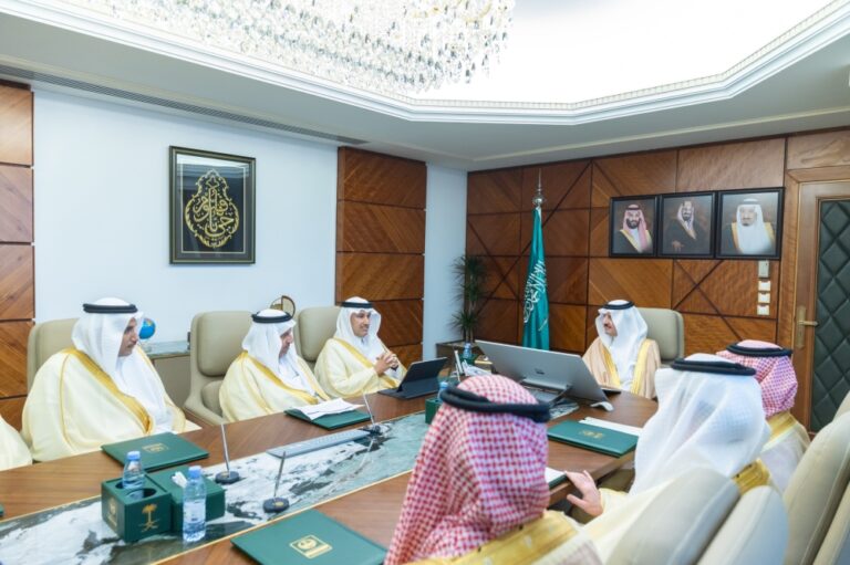 أمير-الشرقية-يبحث-مع-وزير-النقل-حلول-تنظيم-سير-الشاحنات-بحاضرة-الدمام