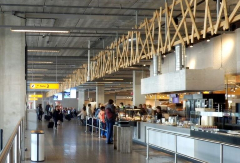 لأسباب-أمنية.-تعليق-الملاحة-في-مطار-هولندي-بعد-تحليق-مسيرات