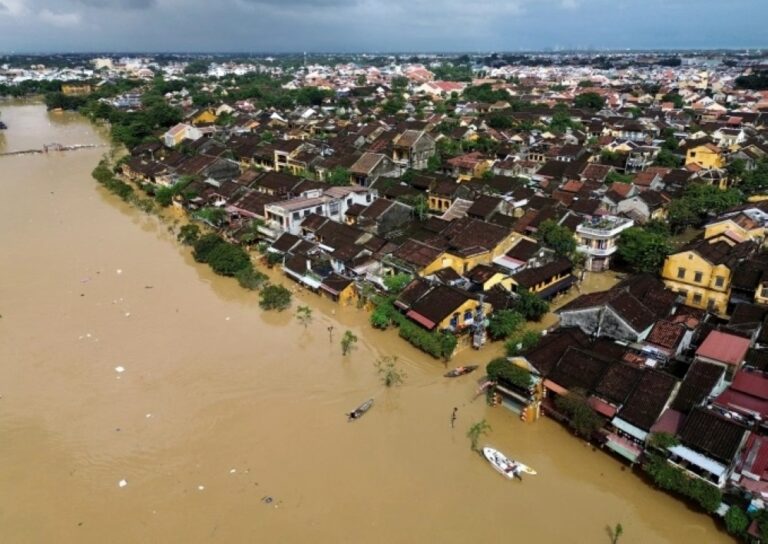 فيضانات-فيتنام.-دمار-وغرق-أحياء-كاملة-وخسائر-اقتصادية-تاريخية