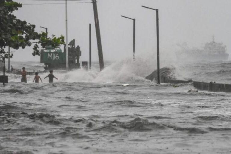 عاجل-|-بسبب-العاصفة.-القنصلية-السعودية-في-هيوستن-تطالب-المواطنين-بالحذر