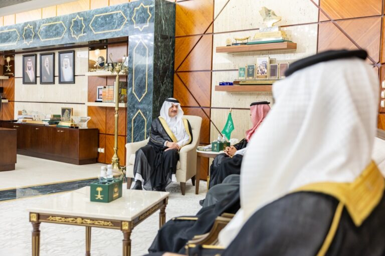 أمير-المنطقة-الشرقية-يستقبل-رئيس-مجلس-إدارة-جمعية-الذوق-العام