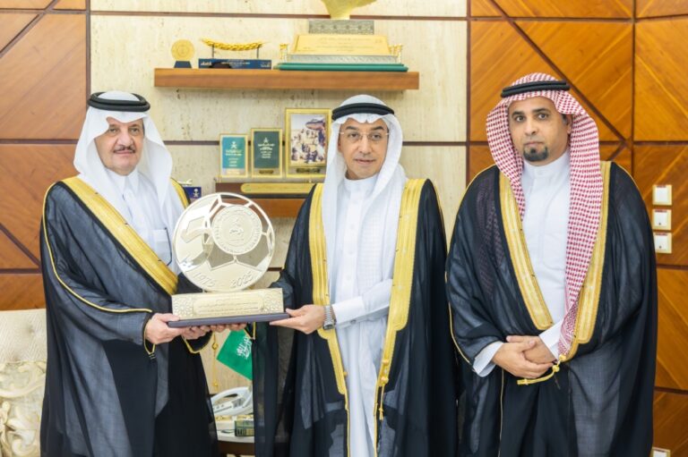 أمير-الشرقية-يطلع-على-جهود-ومنجزات-الاتحاد-العربي-لكرة-اليد