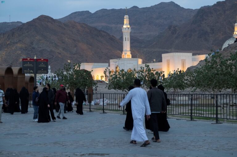 شاهد|-توافد-الزوار-على-المدينة-المنورة-خلال-الإجازة-المدرسية