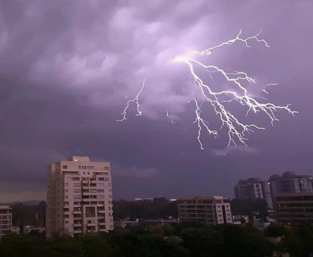 حالة-الطقس.-استمرار-الأمطار-الرعدية-ورياح-مثيرة-للأتربة-والغبار