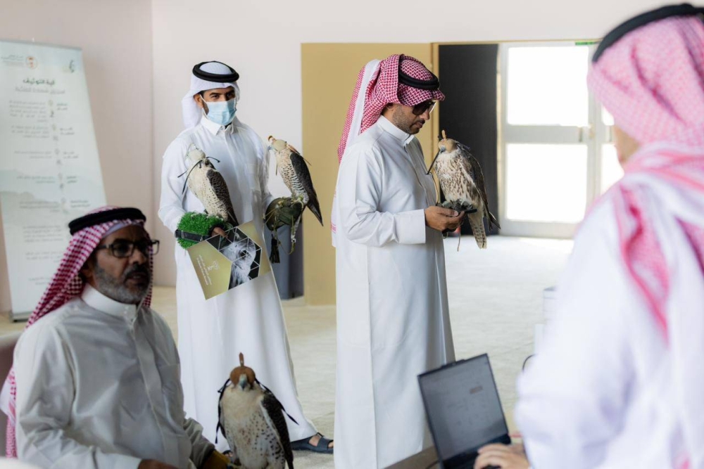 إقبال-لتوثيق-ملكية-الصقور-في-منافسات-2025-بالخبر