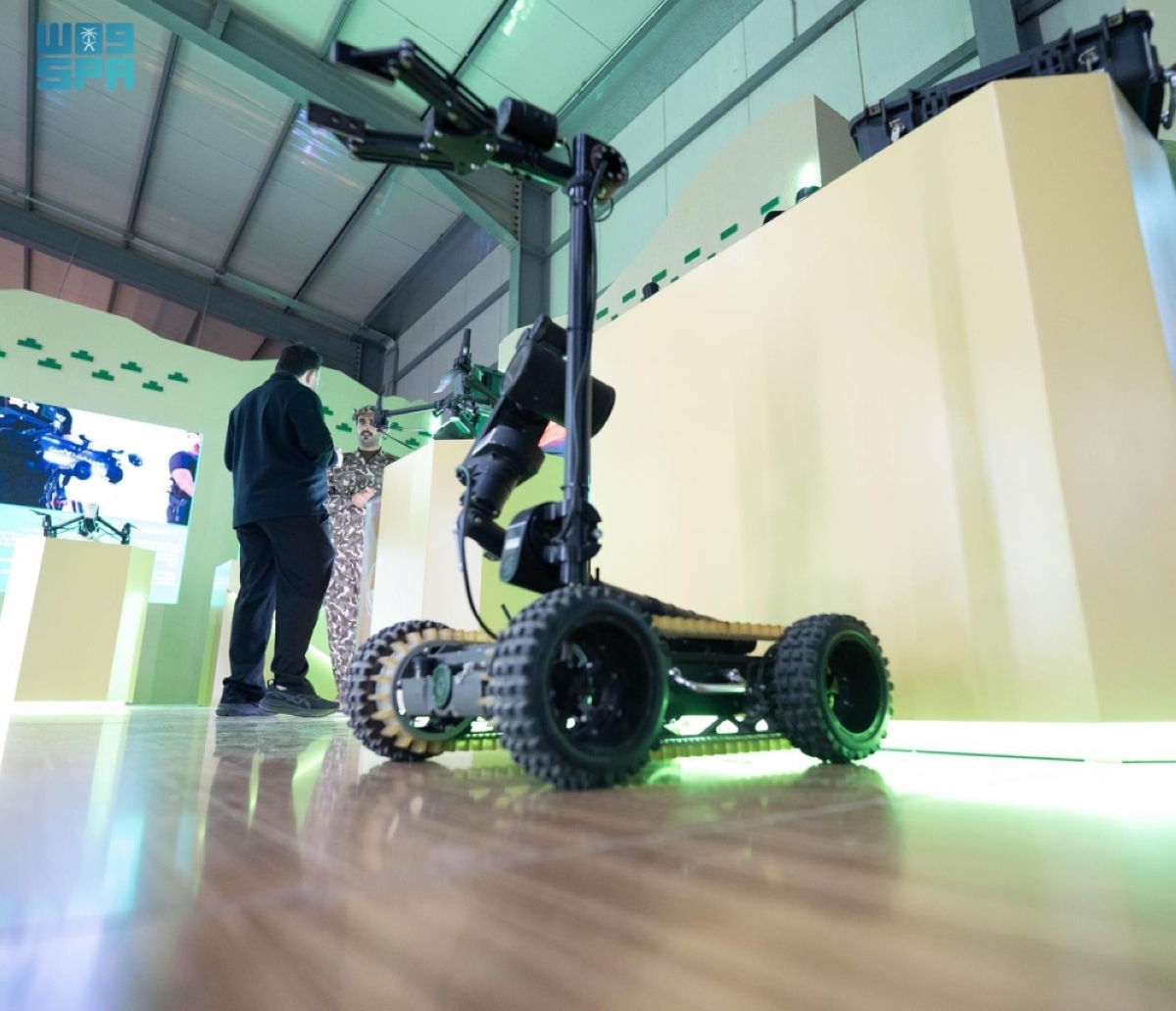 قوات-أمن-المنشآت-تستعرض-عربة-لكشف-وإزالة-الأجسام-الغريبة