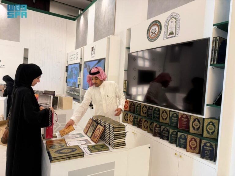 «الشؤون-الإسلامية»-توزع-+5000-نسخة-من-المصحف-الشريف-في-معرض-الكتاب-بالكويت