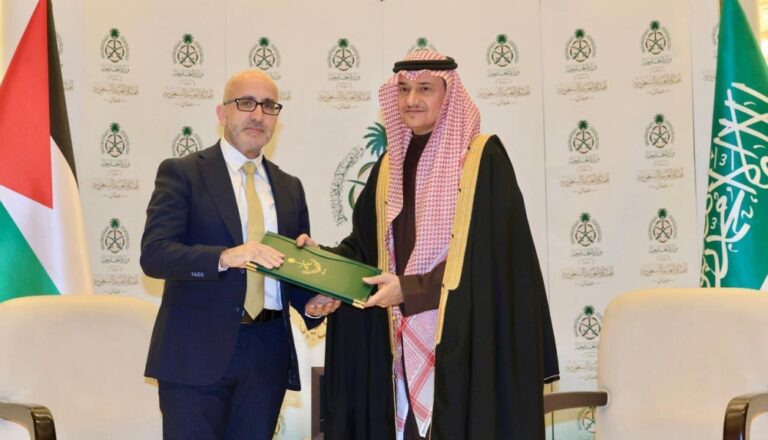 90-مليون-دولار.-سفير-خادم-الحرمين-لدى-الأردن-يسلم-دفعة-دعم-مالي-لدولة-فلسطين