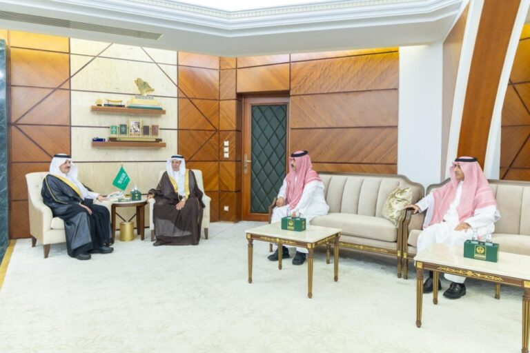 أمير-الشرقية-يستقبل-“الدوسري”-المتنازل-عن-قاتل-أخيه-لوجه-الله