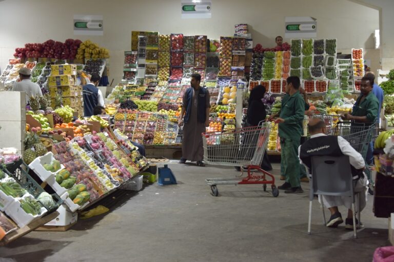 عاجل:-الدمام.-تمديد-فترات-المزاد-بسوق-الخضار-والفواكه-المركزي-6-أشهر