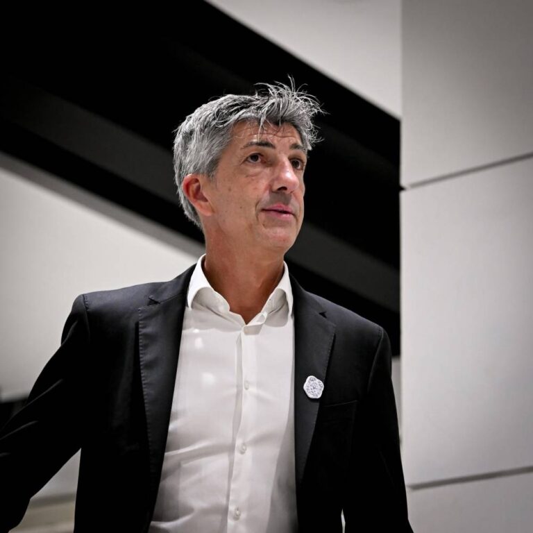 40-مليونا-تمنع-إقالة-ألجواسيل