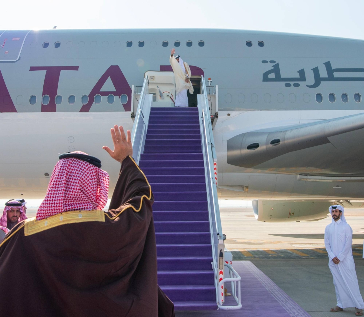 أمير-دولة-قطر-يغادر-الرياض-وفي-مقدمة-مودعيه-ولي-العهد