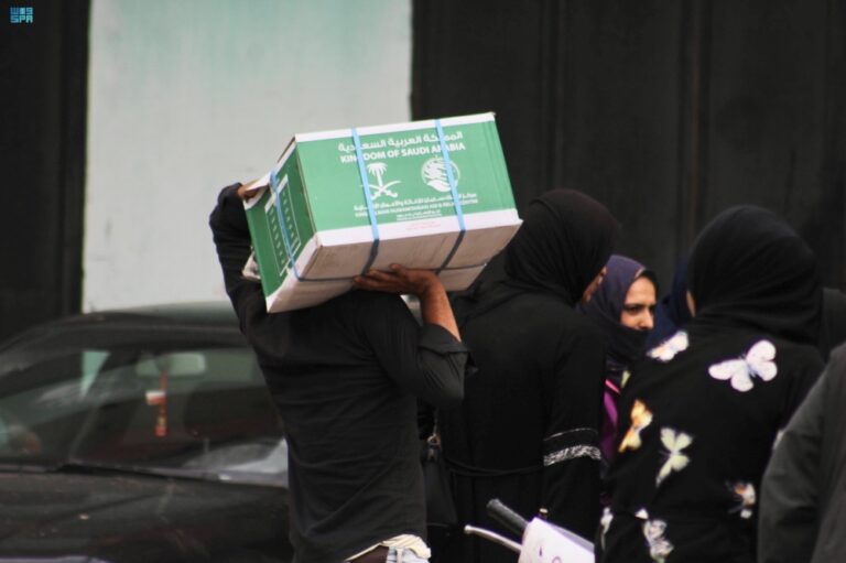 غذائية-وإيوائية.-السعودية-توزع-مساعدات-في-سوريا-ولبنان-والسودان