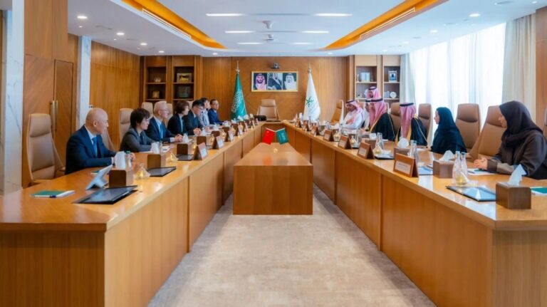 المغلوث-يبحث-آفاق-التعاون-مع-نائب-رئيس-مجموعة-الصين-للإعلام