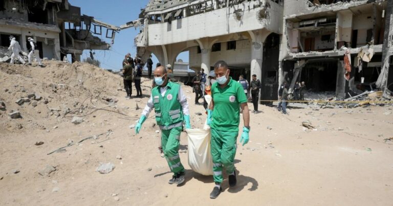 انتشال-جثامين-15-شهيدًا-من-مقبرة-مؤقتة-بمستشفى-الشفاء-في-غزة