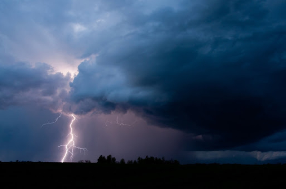 حالة-الطقس.-استمرار-هطول-أمطار-رعدية-متباينة-الغزارة-على-9-مناطق