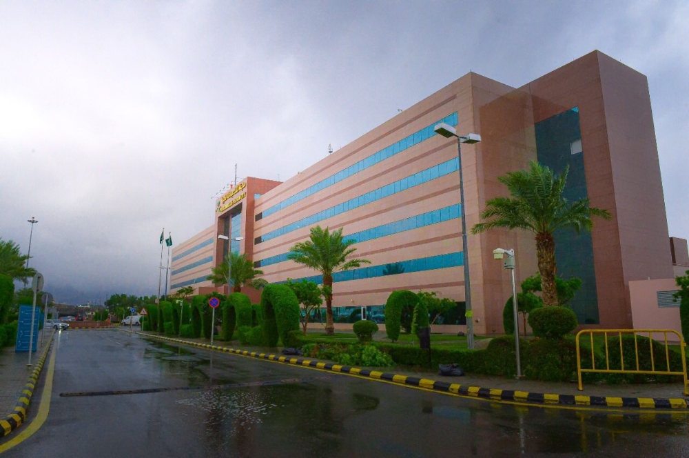 جراحة-نادرة-تمتد-15-ساعة-تنقذ-خمسينيًا-من-ورم-معقّد-في-القولون-بمكة