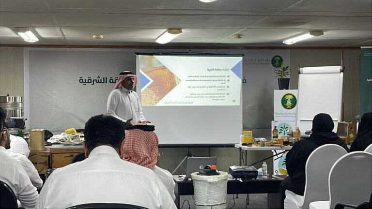 خبراء-الزراعة-ينقلون-أسرار-«مملكة-النحل»-لمزارعي-الشرقية