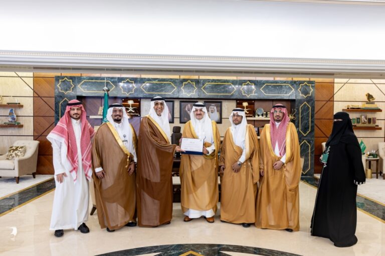 أمير-الشرقية-يستقبل-محافظ-“هيئة-المواصفات”-ويسلّم-اعتماد-“حياك”-لجمعية-بناء