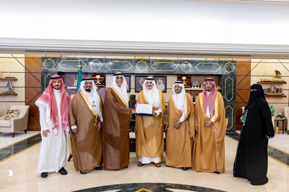 أمير-الشرقية-يستقبل-محافظ-“هيئة-المواصفات”-ويسلّم-اعتماد-“حياك”-لجمعية-بناء