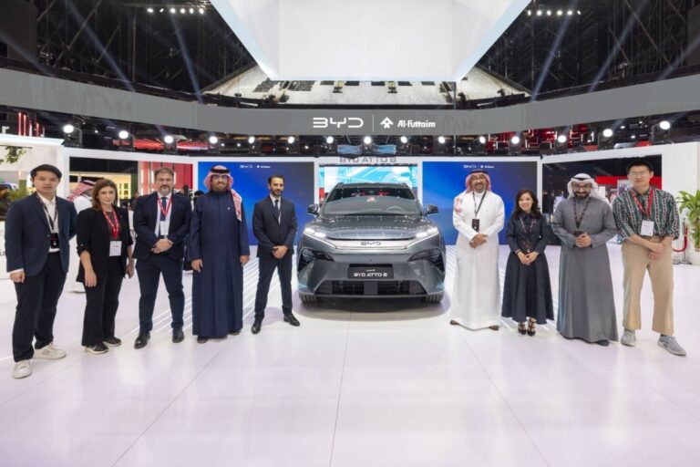 الفطيم-byd-السعودية-تكشف-عن-atto-8:-سيارة-الدفع-الرباعي-العائلية-الهجينة-فائقة-القدرة-في-المملكة