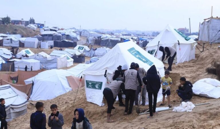 صور-|-مساعدات-سعودية-لإيواء-نازحي-جنوب-قطاع-غزة-من-آثار-المنخفض-الجوي