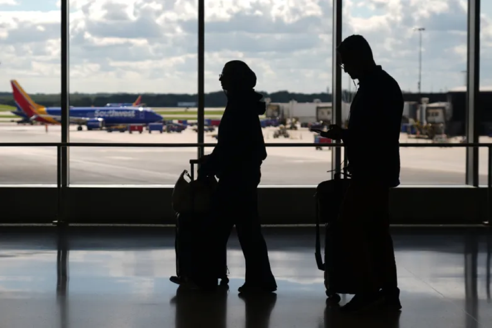 بسبب-عطل-في-محرّك-طائرة.-حريق-على-أطراف-مدرج-مطار-واشنطن