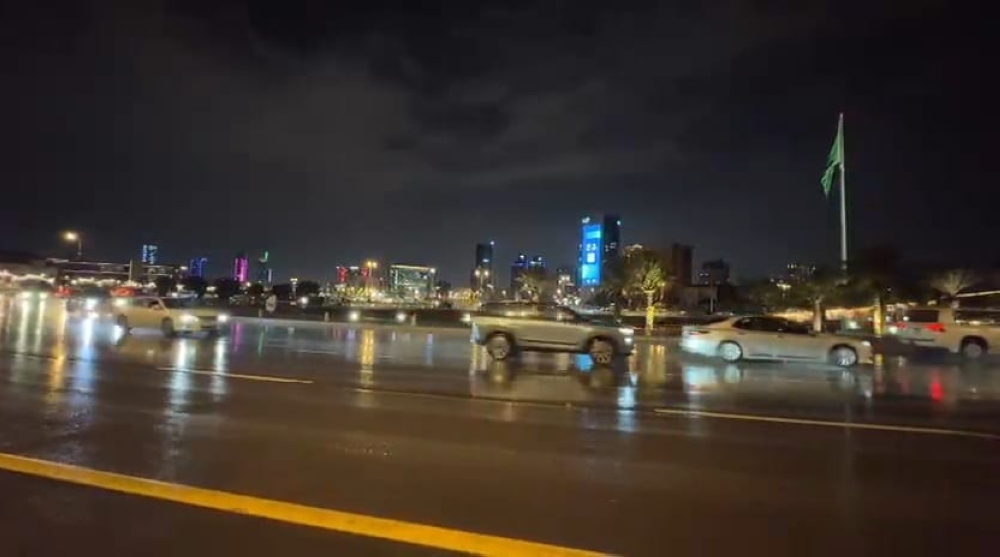 أمطار-الشرقية-تُنعش-أجواء-الخبر-وتدفع-الأهالي-للاستمتاع-بالإجازة-المطولة