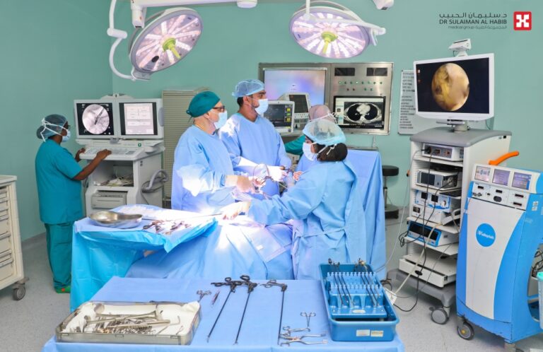 مستشفى-الدكتور-سليمان-الحبيب-بالخبر-يُنهي-معاناة-أربعيني-مع-ارتجاع-شديد-وفتق-بالمري-خلال-30-دقيقة-بتقنيةgerdx
