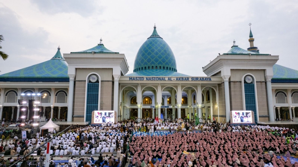 21-ألف-صائم-يجتمعون-على-موائد-خادم-الحرمين-في-الجامع-الأكبر-بإندونيسيا