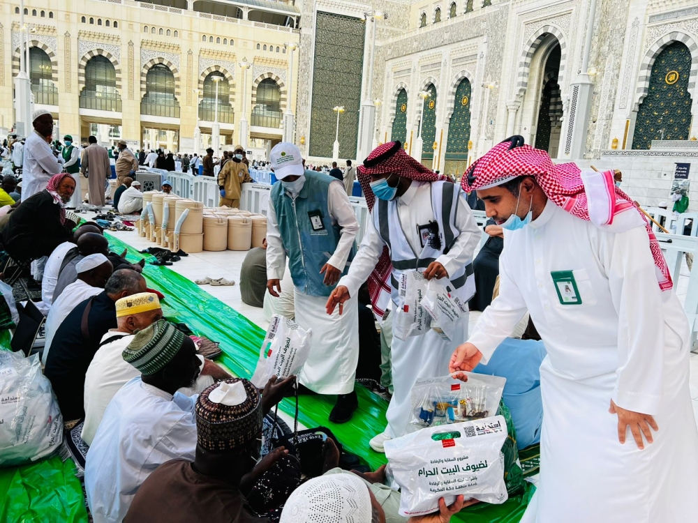 بيئة-مكة-و”استدامة”-توزّعان-2000-وجبة-إفطار-على-ضيوف-الرحمن