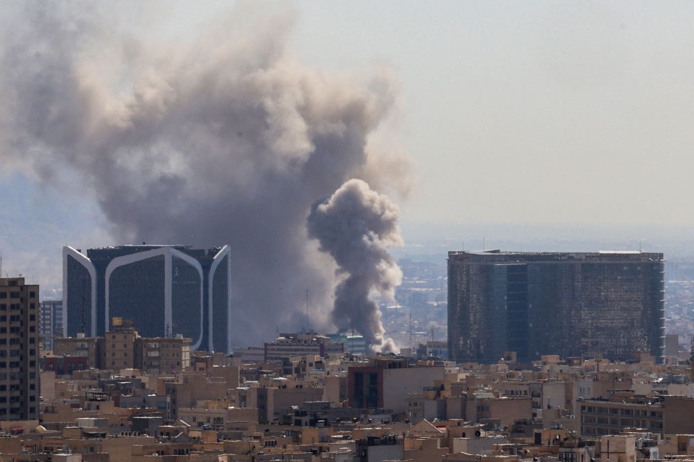 لليوم-الرابع-من-الحرب.-دوي-انفجارات-عنيفة-في-طهران-وعدة-مدن-إيرانية