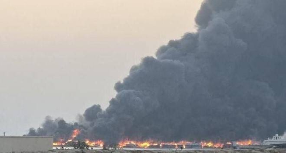 هجوم-يُشعل-النيران-في-نحو-100-قارب-صيد-بأحد-موانئ-إيران