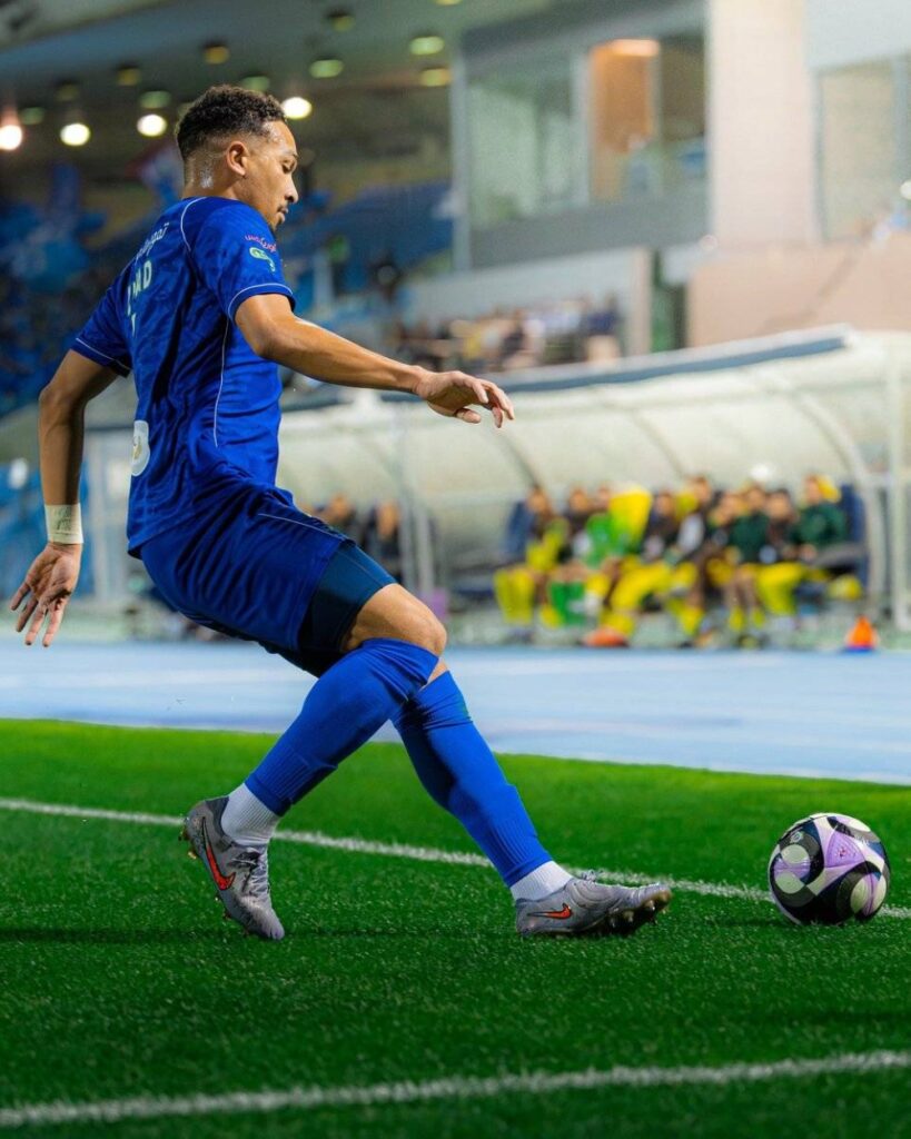 النموذجي-يمدد-عقد-مدافعه