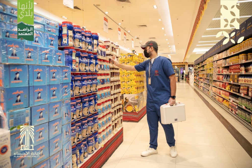 الرقابة-تحاصر-التجاوزات-الصحية-في-أسواق-الأحساء