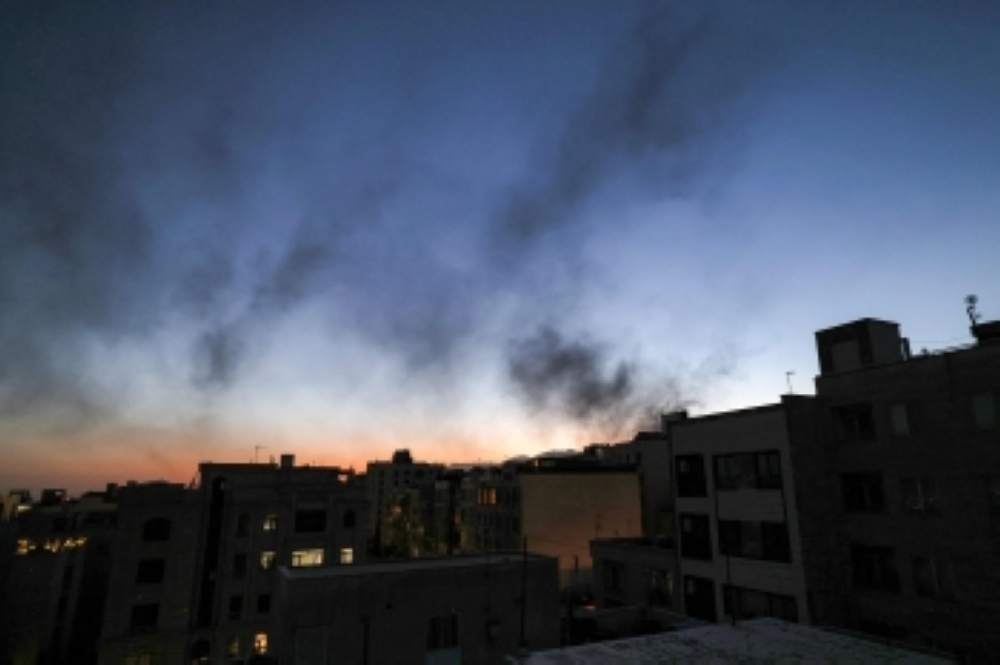 دوي-انفجارين-قويين-في-طهران-يحدثان-سحابة-هائلة-من-الدخان-الأسود