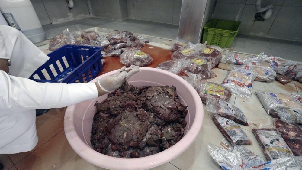 إغلاق-منشأة-بالقطيف-تبيع-لحوماً-بائتة-وتفتقر-للشهادات-الصحية