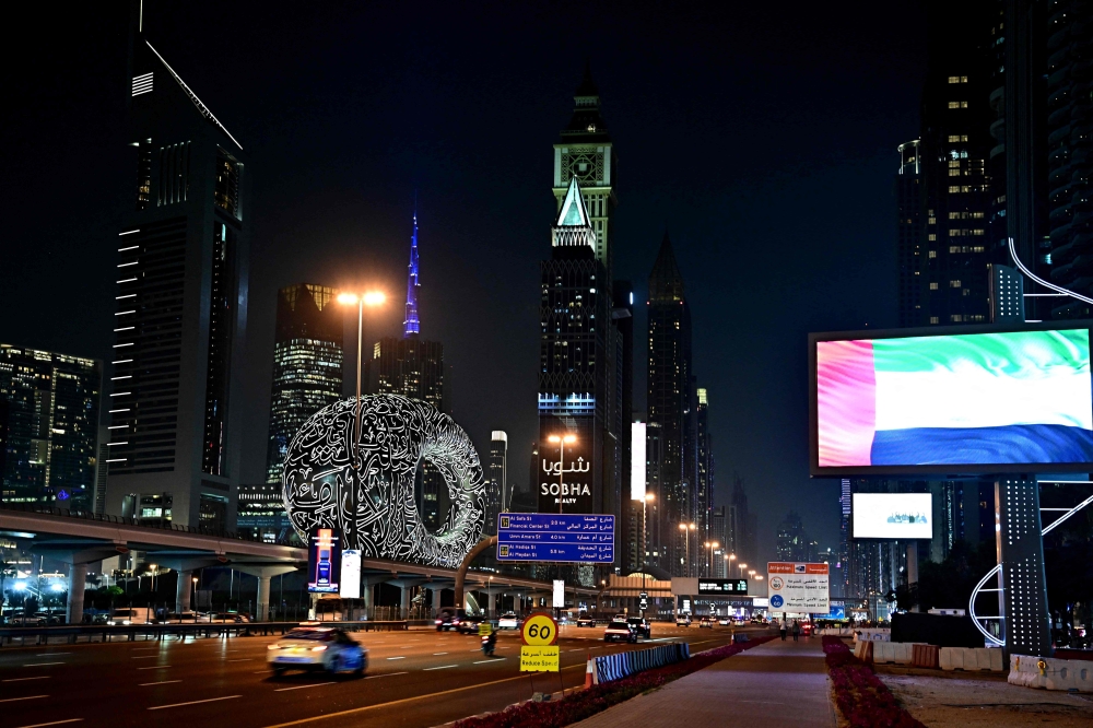 الإمارات.-وفاة-مقيم-آسيوي-إثر-سقوط-شظية-على-مركبة-بمنطقة-“البرشاء”