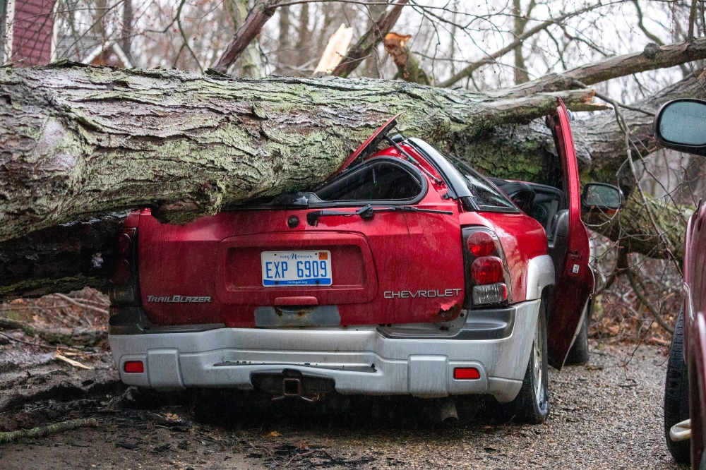 8-قتلى-على-الأقل-جراء-أعاصير-في-وسط-الولايات-المتحدة