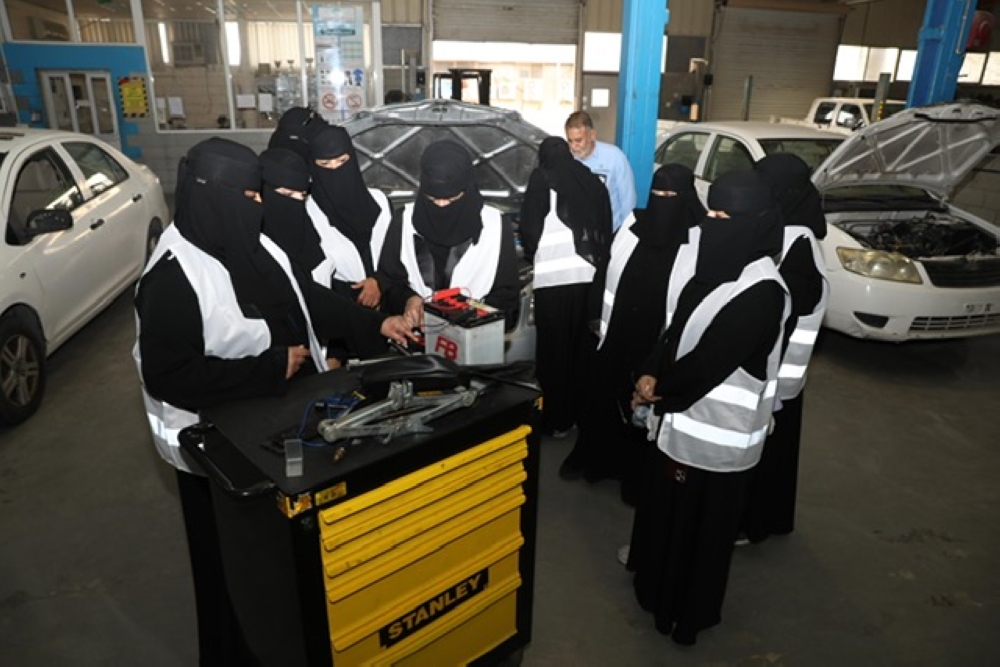 تدريب-100-فتاة-سعودية-على-ميكانيكا-السيارات-والكهرباء-بالدمام