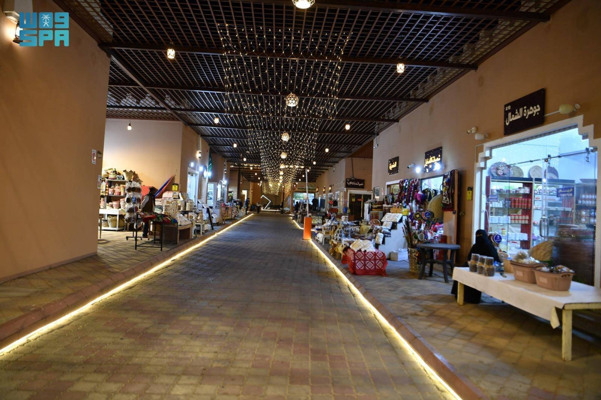 السوق-الشعبي-بحائل-يتوشح-بالفوانيس-ويستقبل-الزوار-بأجواء-رمضان