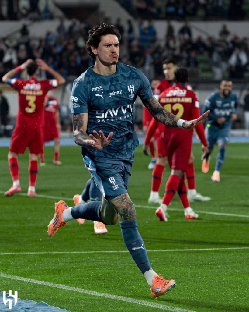 بطل-العالم-يغازل-منبوذ-الزعيم