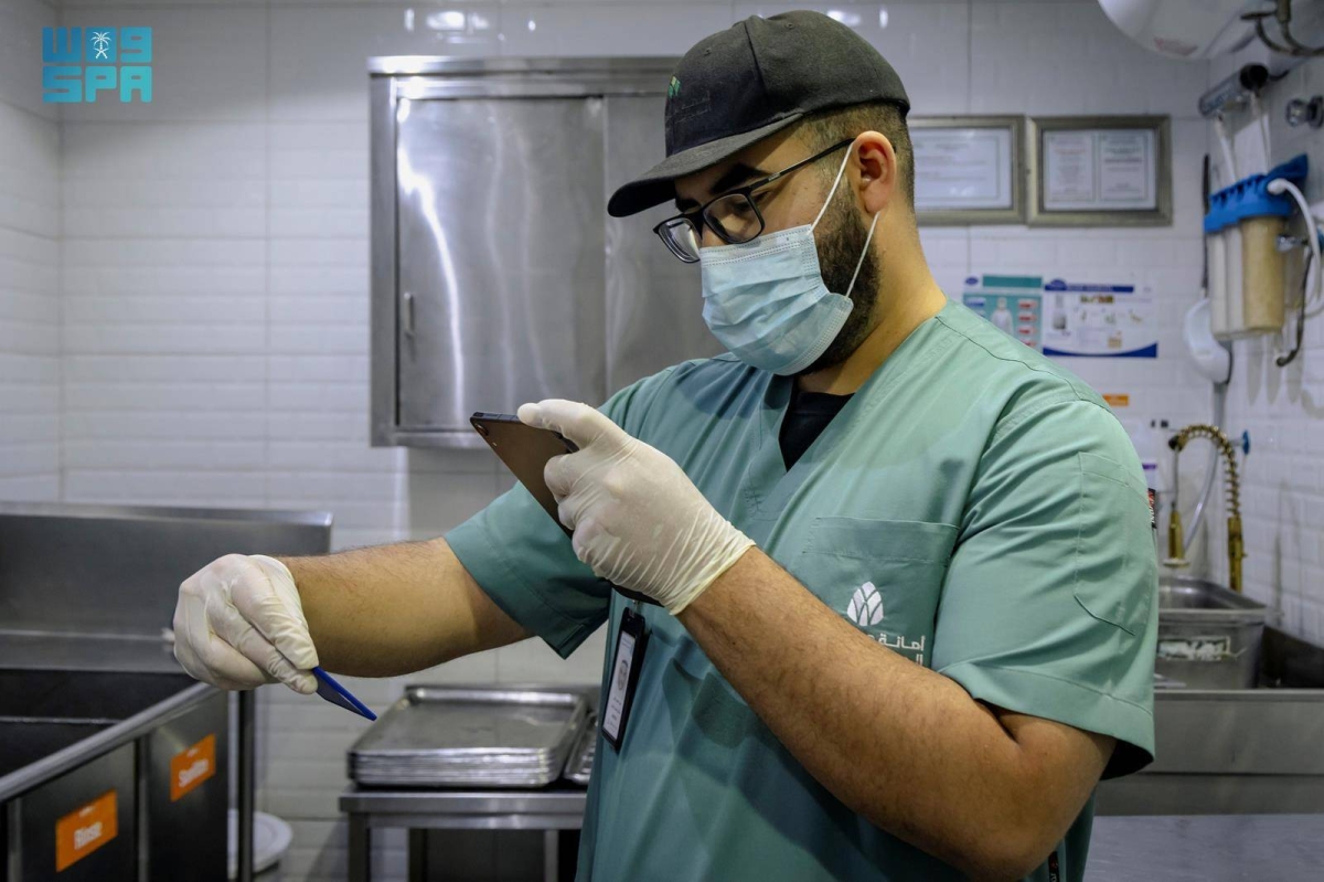 «البلديات-والإسكان»-ترفع-جاهزيتها-
للعشر-الأواخر-بـ18-ألف-كادر-و6-آلاف-آلية