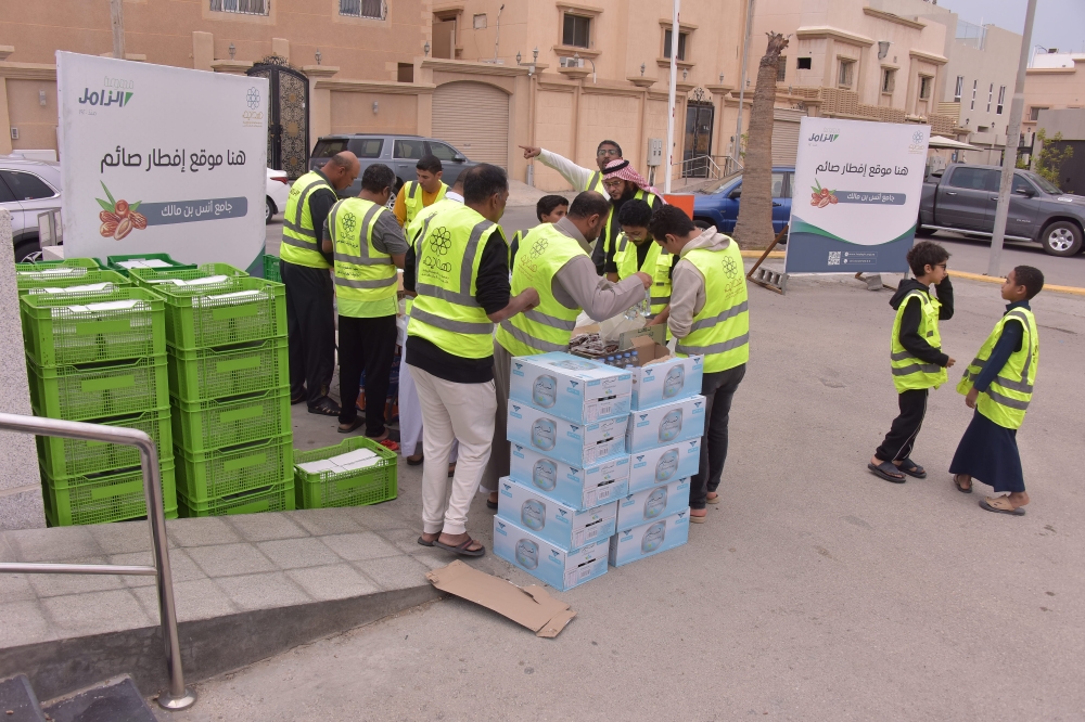 يوميًا-في-الخبر.-160-متطوعًا-يخدمون-4300-صائمًا-بموائد-الإفطار