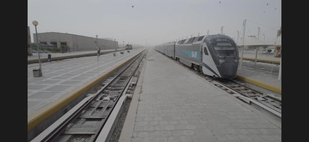 عاجل-–-«سار»-تنقل-35-ألف-مسافر.-و14-رحلة-يومية-بقطار-الشرق-تؤمن-عودة-الخليجيين