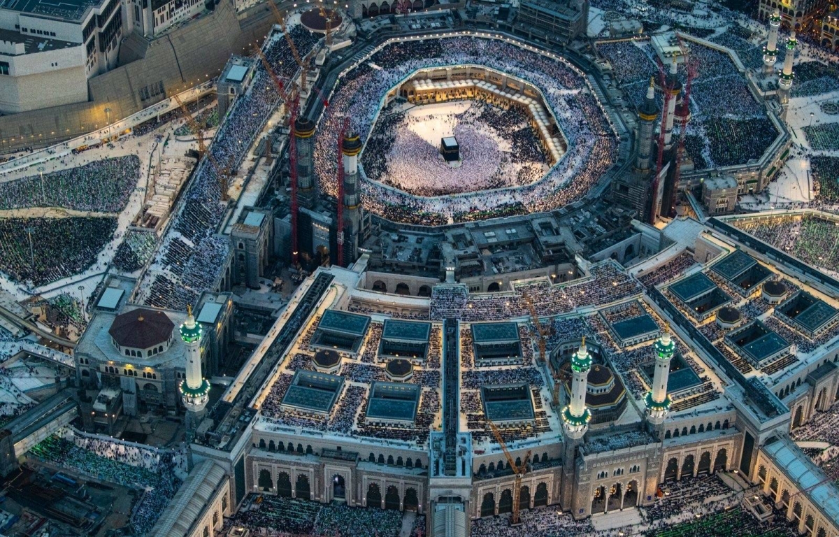 قرار-العمرة-وإدارة-الميزانية-الأسرية.-إعادة-ترتيب-الأولويات