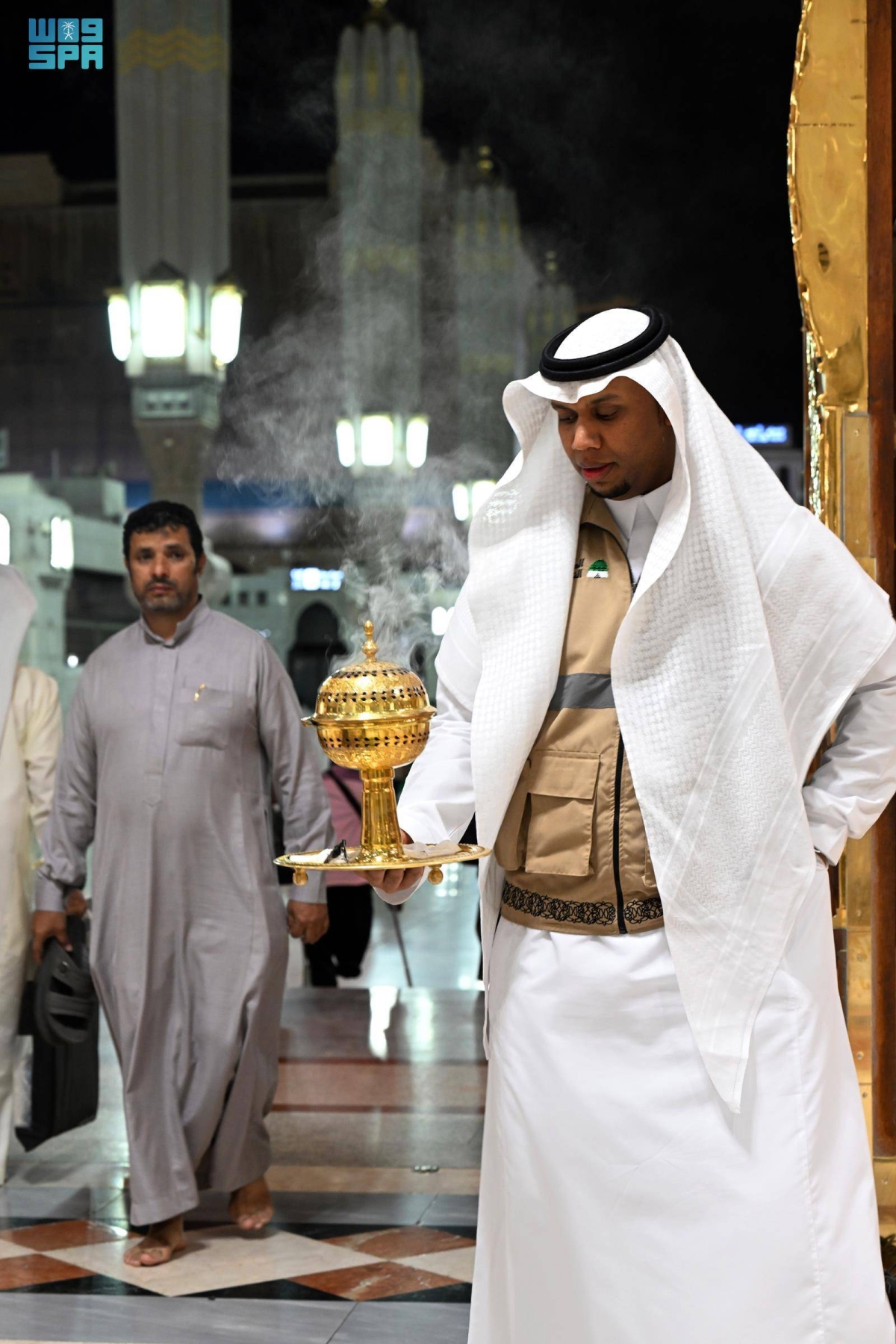 تطييب-المصلين-والزوار-في-المسجد-النبوي-بأجود-أنواع-الطيب-والبخور